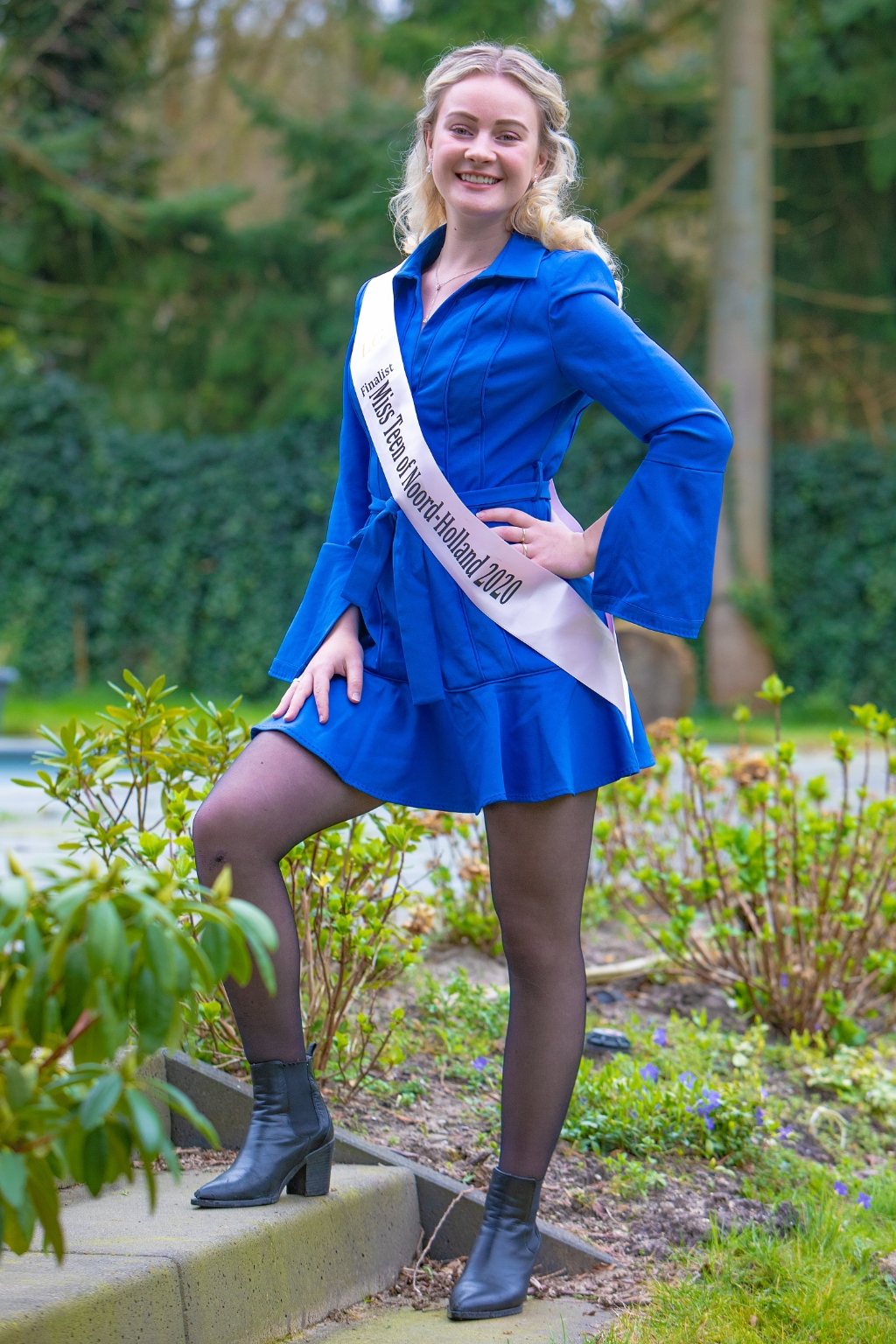 Kim met haar finalistensjerp voor Miss Teen Noord-Holland.