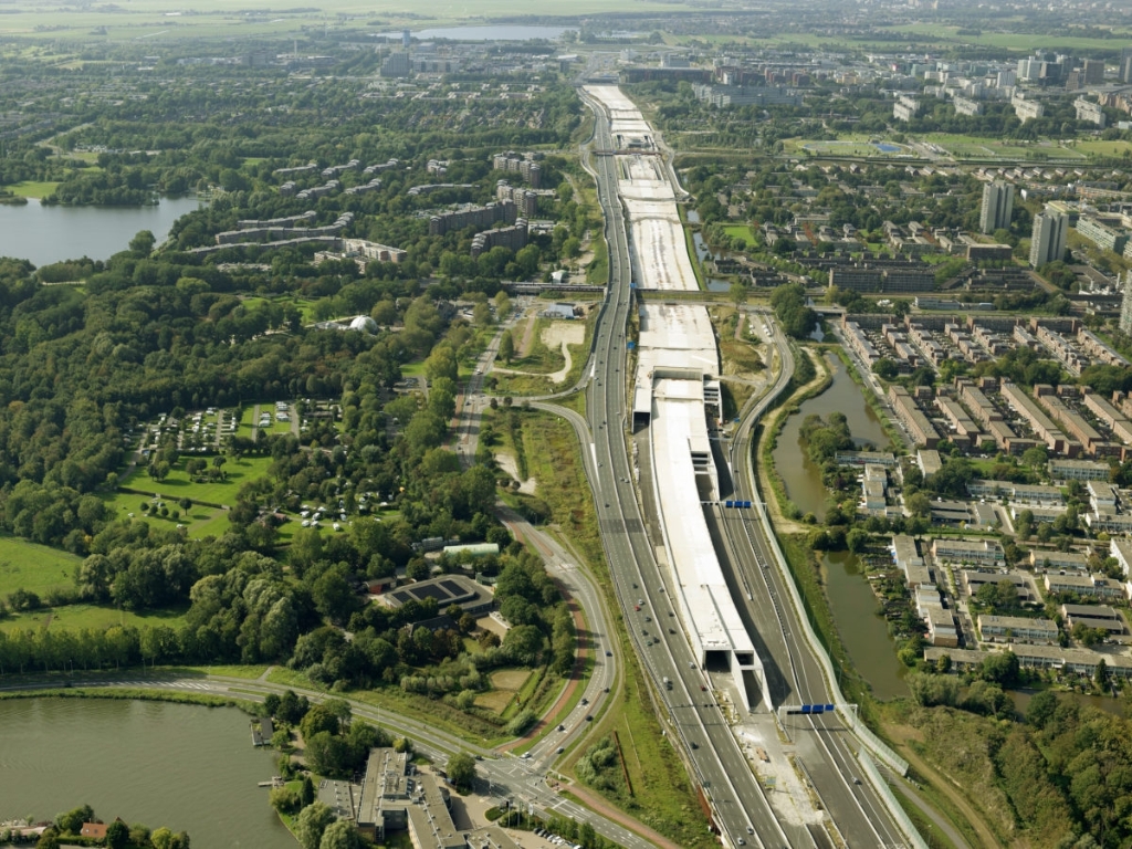 De tunnel met links onderin de Provincialeweg van en naar Driemond en Weesp.