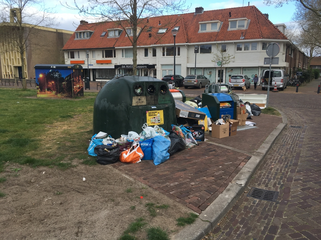 Een beeld dat door heel Hilversum te zien is: tjokvolle containerplekken.