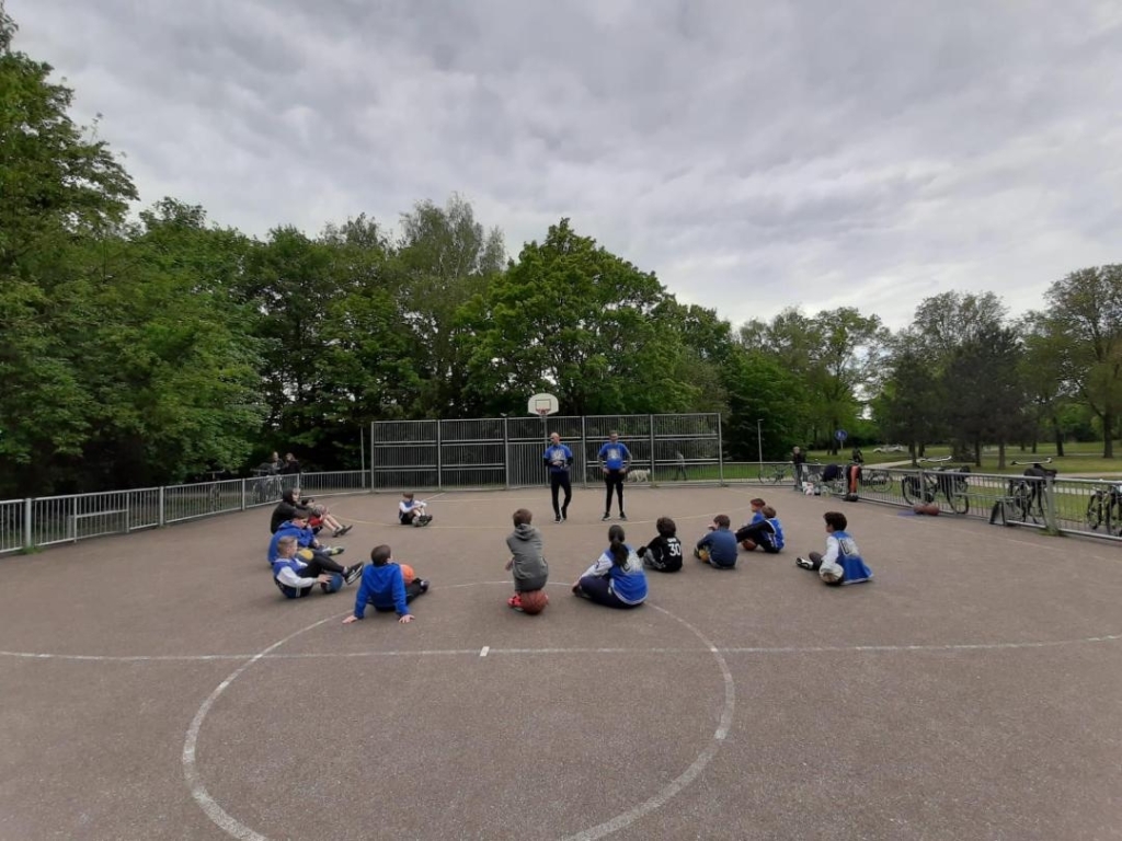 Basketbalvereniging Quick Runners traint op het buitensportveldje in het stadspark bij de Gemeenlandslaan.