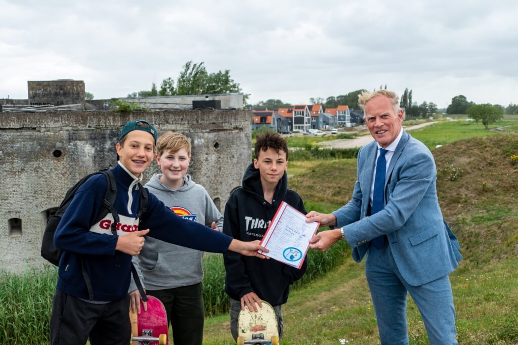 In juni overhandigden de jongens de handtekeningen aan burgemeester Ter Heegde.