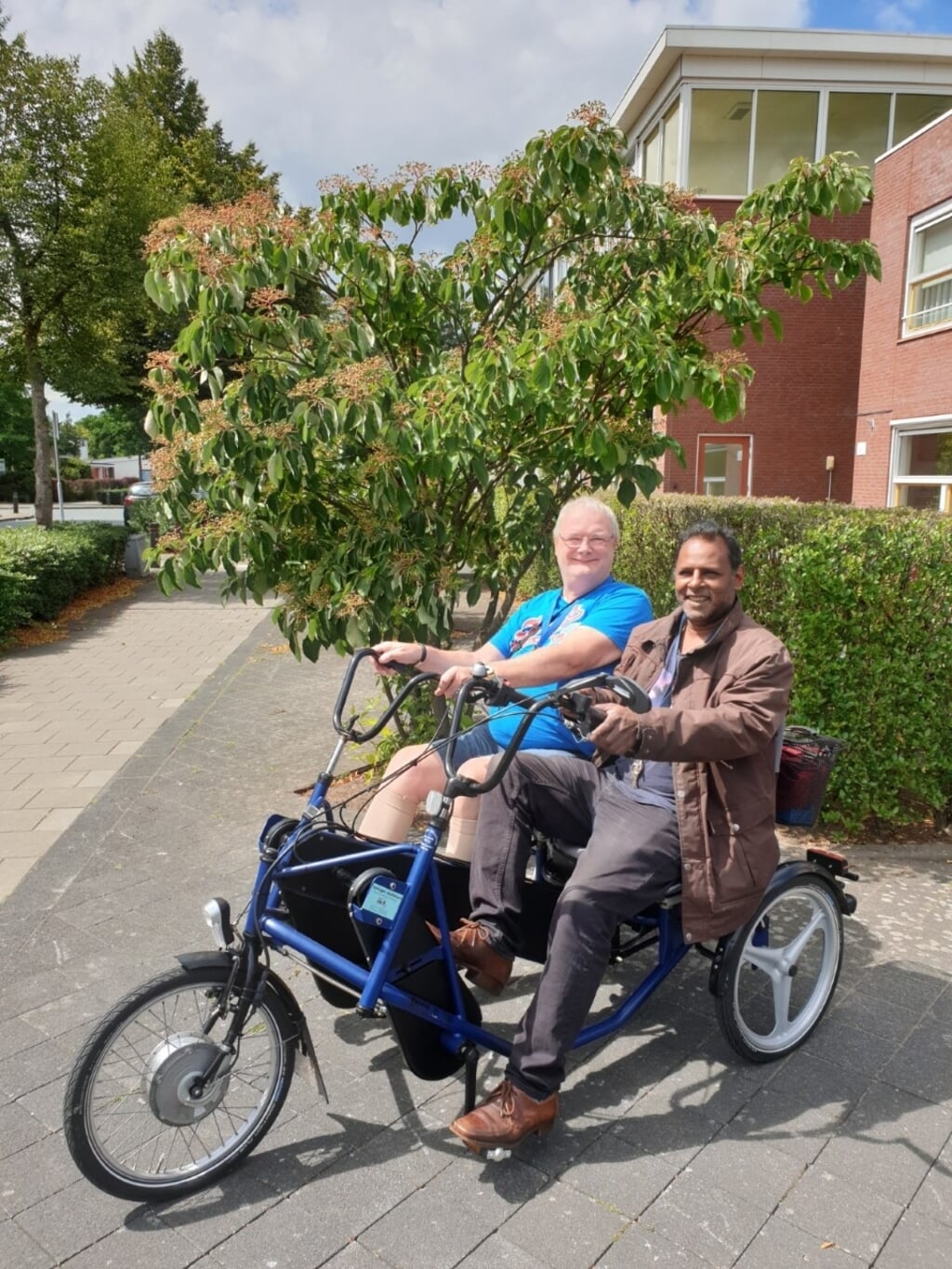 Gerrit (l) met fietsmaatje Johan.