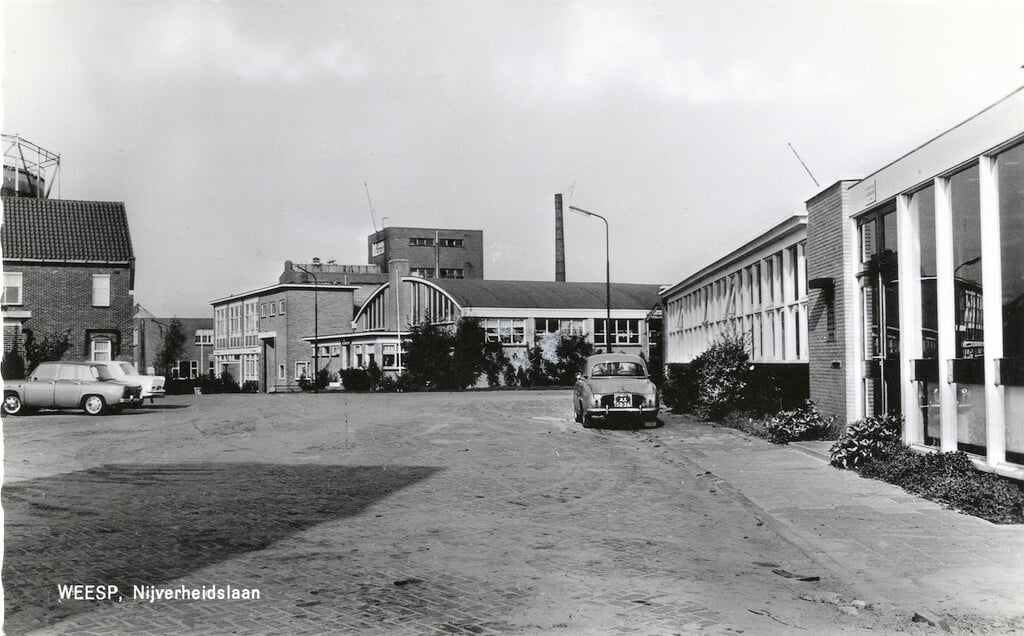 De Nijverheidslaan in de jaren zestig met rechts de garage van Mafait. Hier is nu Car Casting gevestigd.