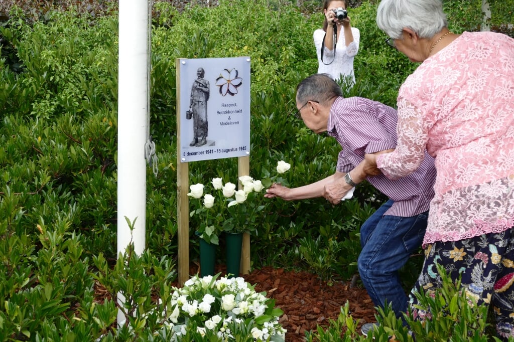 Bij het nieuwe monument herdachten de bewoners van verzorgingshuis Patria 75 jaar bevrijding van voormalig Nederlands-Indië. 