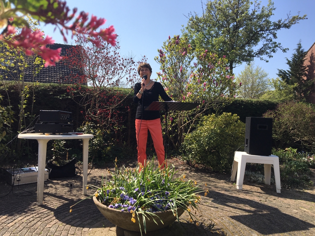 Dorinde Smit Duyzentkunst zong al voor mevrouw Blom bij De Drifter in de tuin.