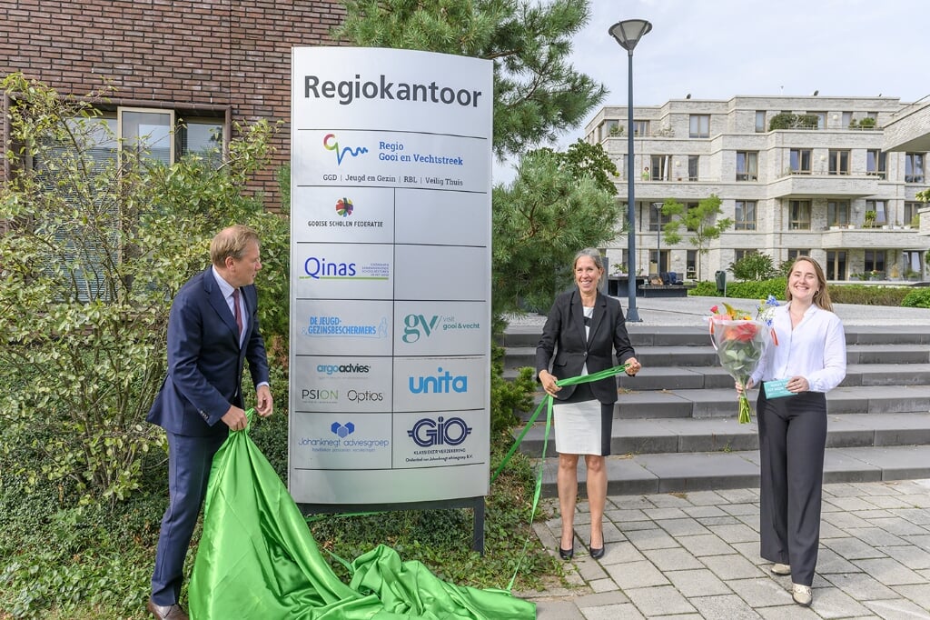 Wethouder Jan-Jaap de Kloet van Wijdemeren onthulde het nieuwe logo van Visit Gooi & Vecht.
