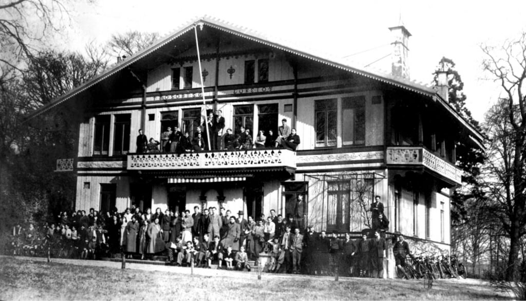 Villa Drafna met leerlingen en docenten in 1933