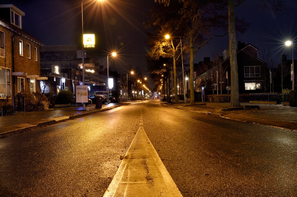 Het is 's avonds stil op straat.