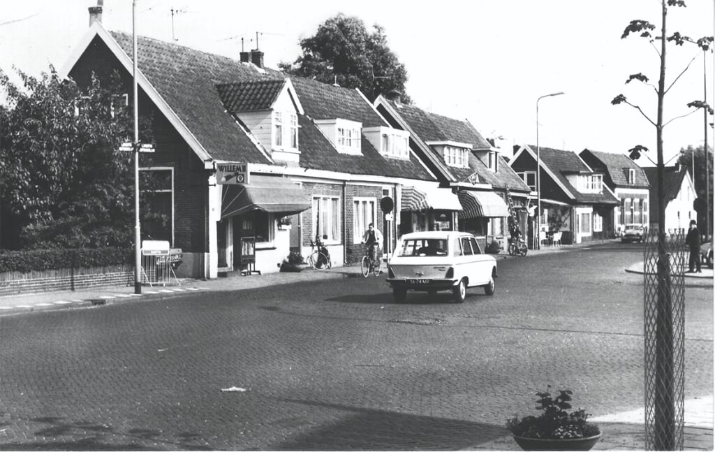 ] Het linker pand is de winkel van Zweed in 1970 (foto Beeld van Bussum)