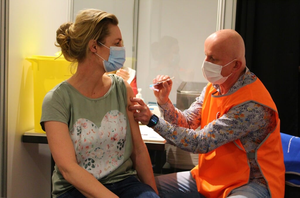Renate kreeg vrijdag als eerste verzorgende haar vaccin op de GGD priklocatie in Huizen.