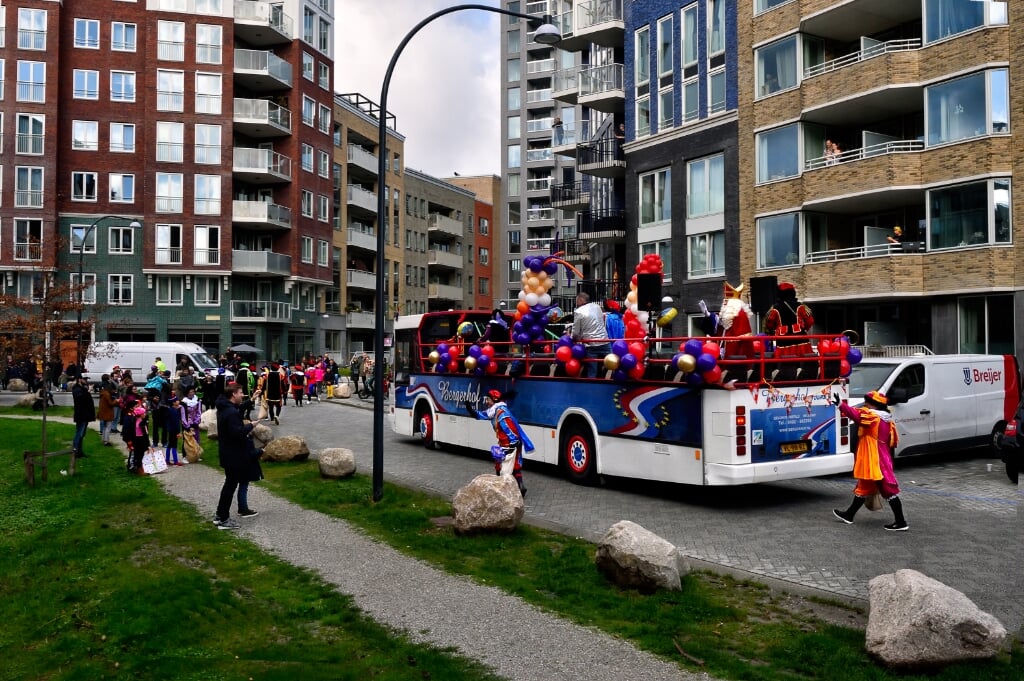 Sinterklaas maakte in november een optocht per bus door Diemen.