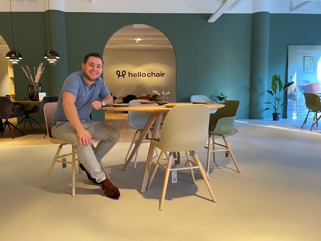 Nick van Goethem is shopmanager van de gloednieuwe HelloChair winkel in Bussum 