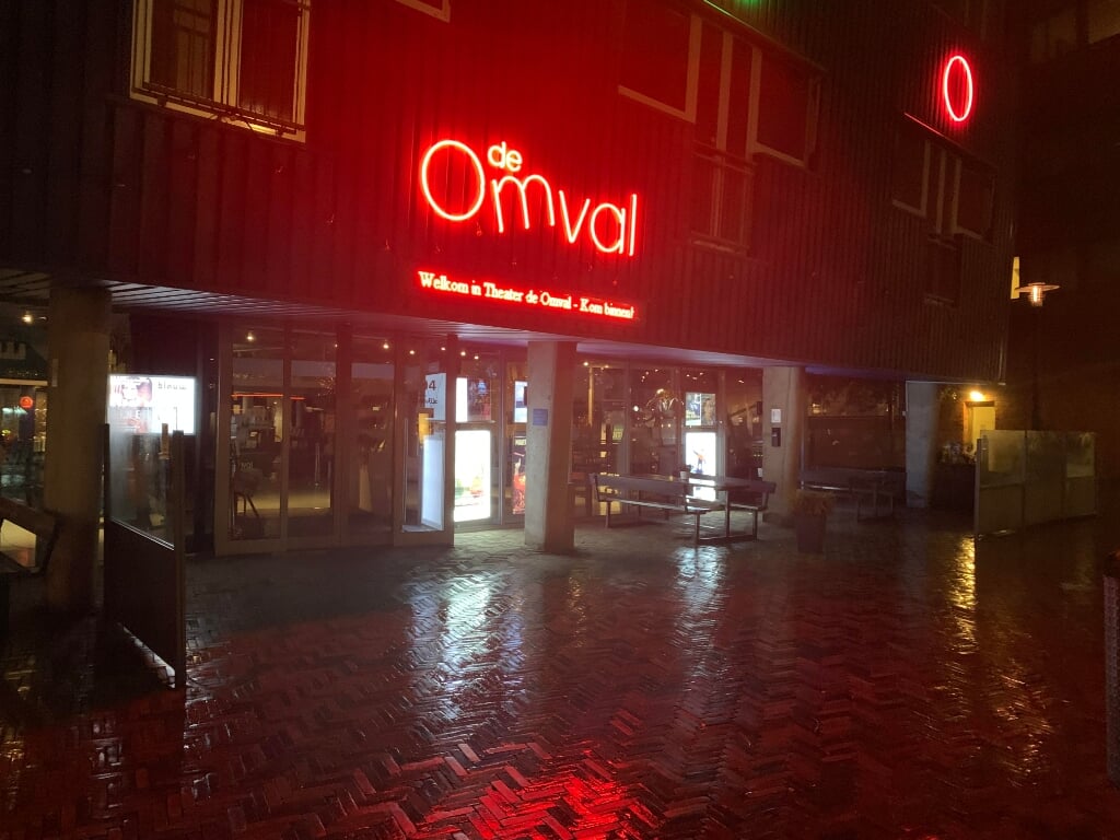 Theater de Omval moet om 17.00 uur dicht.