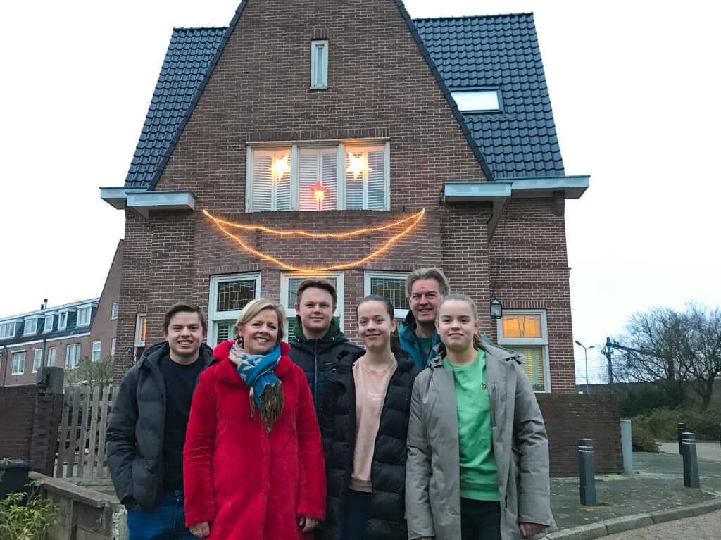 Familie Hazenberg voor hun 'smiley' huis.