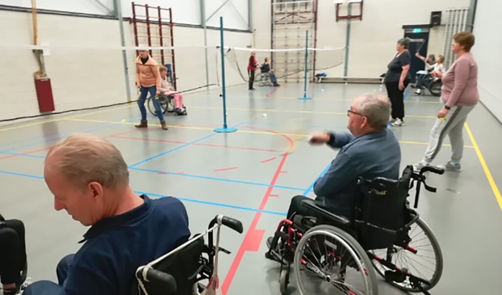 Badmintonnen in De Baat voor mensen met een lichamelijke handicap.