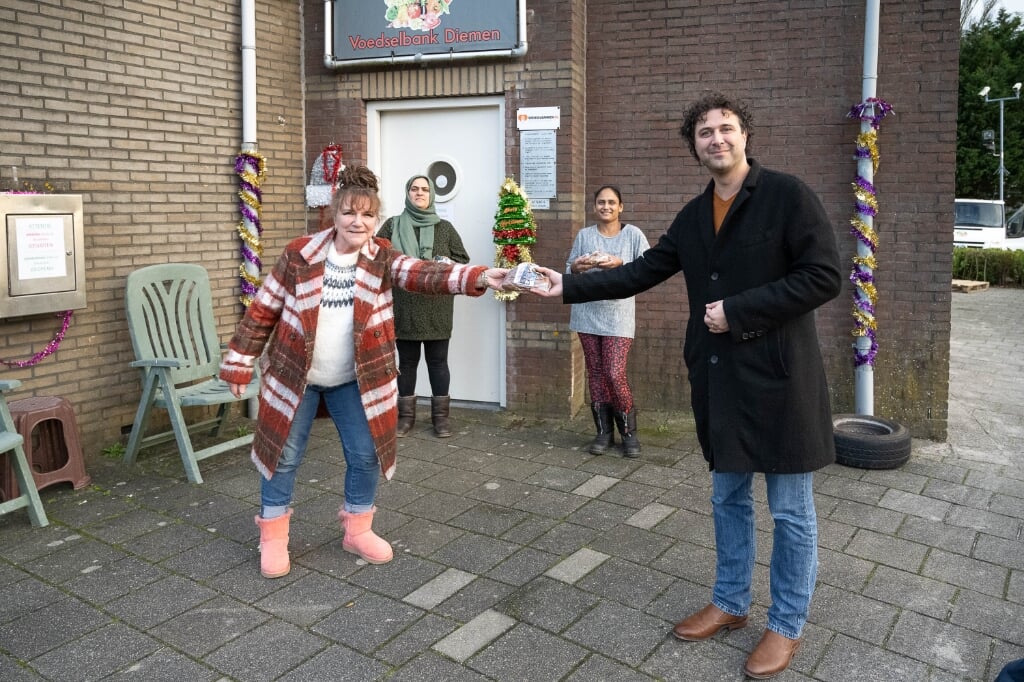 Wethouder Sikkes-van den Berg bezoekt voedselbank.