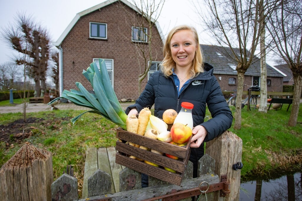 De streekproducten voor in de groenteboxen haalt Nicole Enthoven zelf bij de boeren op en brengt ze bij mensen thuis.