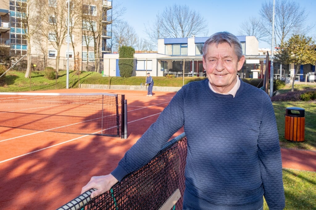 Voorzitter Leo van Sunder op het tennispark dat dit jaar flink aangepakt wordt.