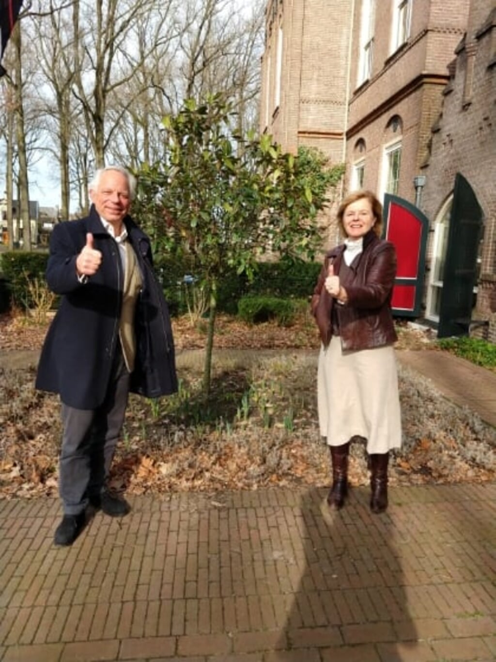 Bestuursvoorzitter John Gardner van Volksuniversiteit Naarden-Bussum en Hanneke Nolten van VU Het Gooi.