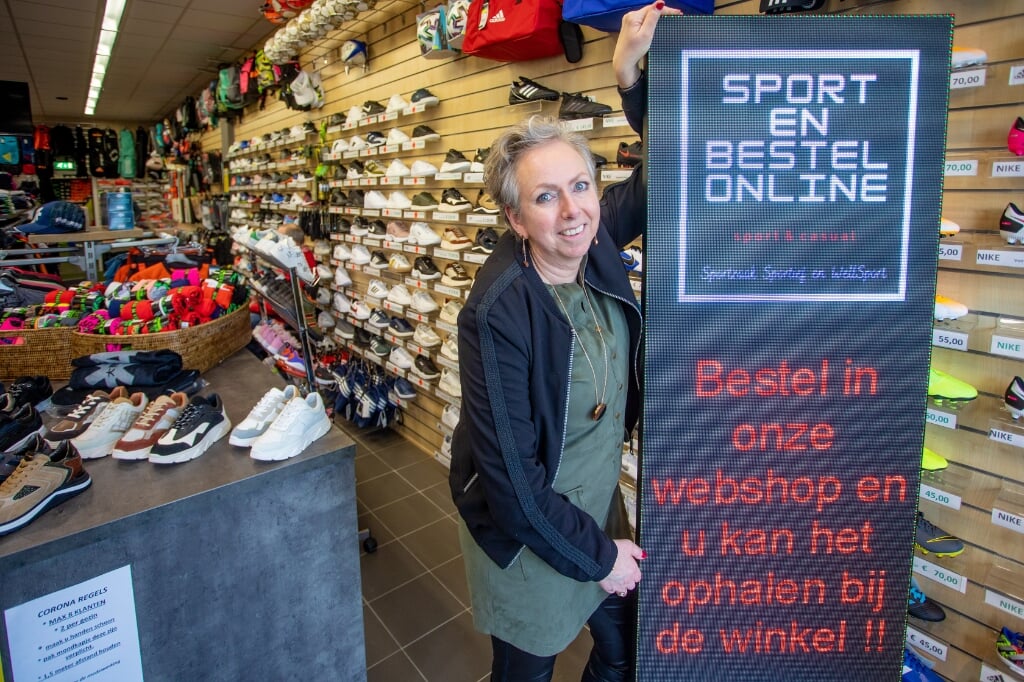 Esther Brouwer en haar broer Bob runnen samen Sportzaaksportief in Naarden.