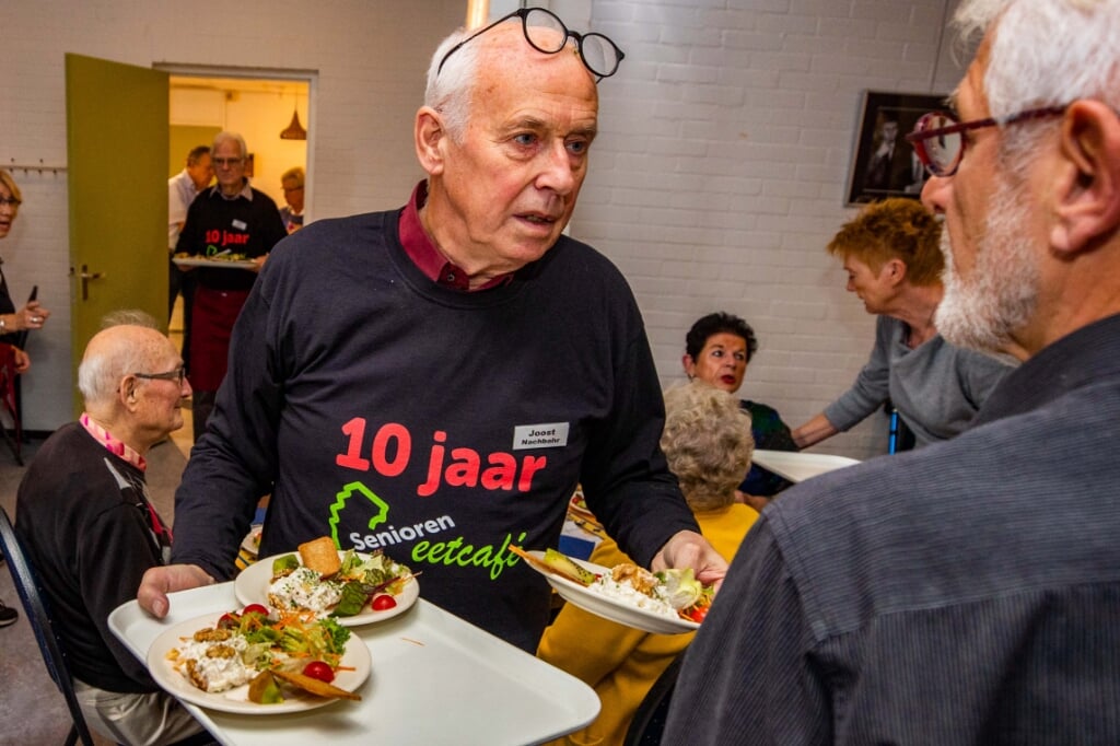 Joost Nachbahr tijdens het Senioren-eetcafé. 