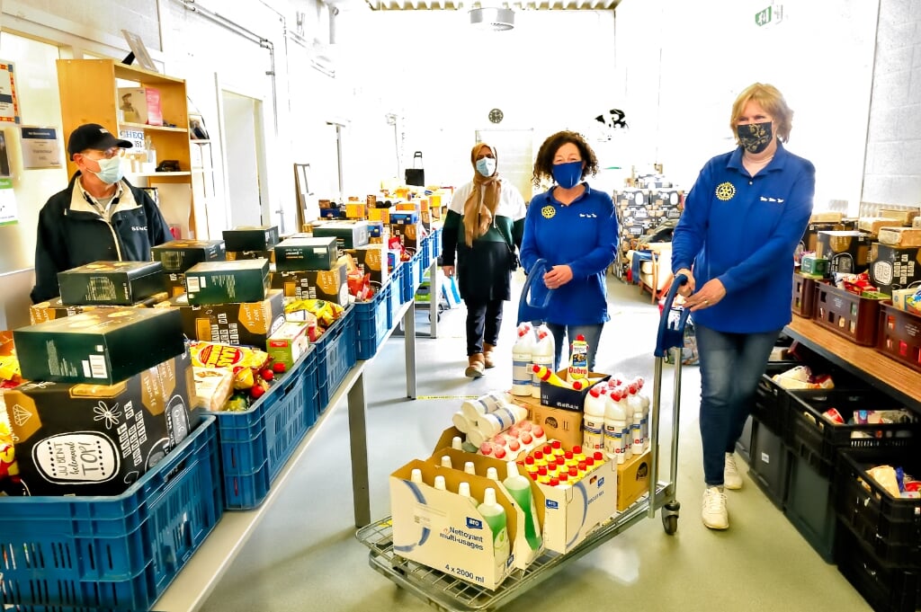 Rotary levert spullen (rijst en schoonmaakmiddelen) aan voedselbank,
Anita Jongbloed en Sandra Dijkman,