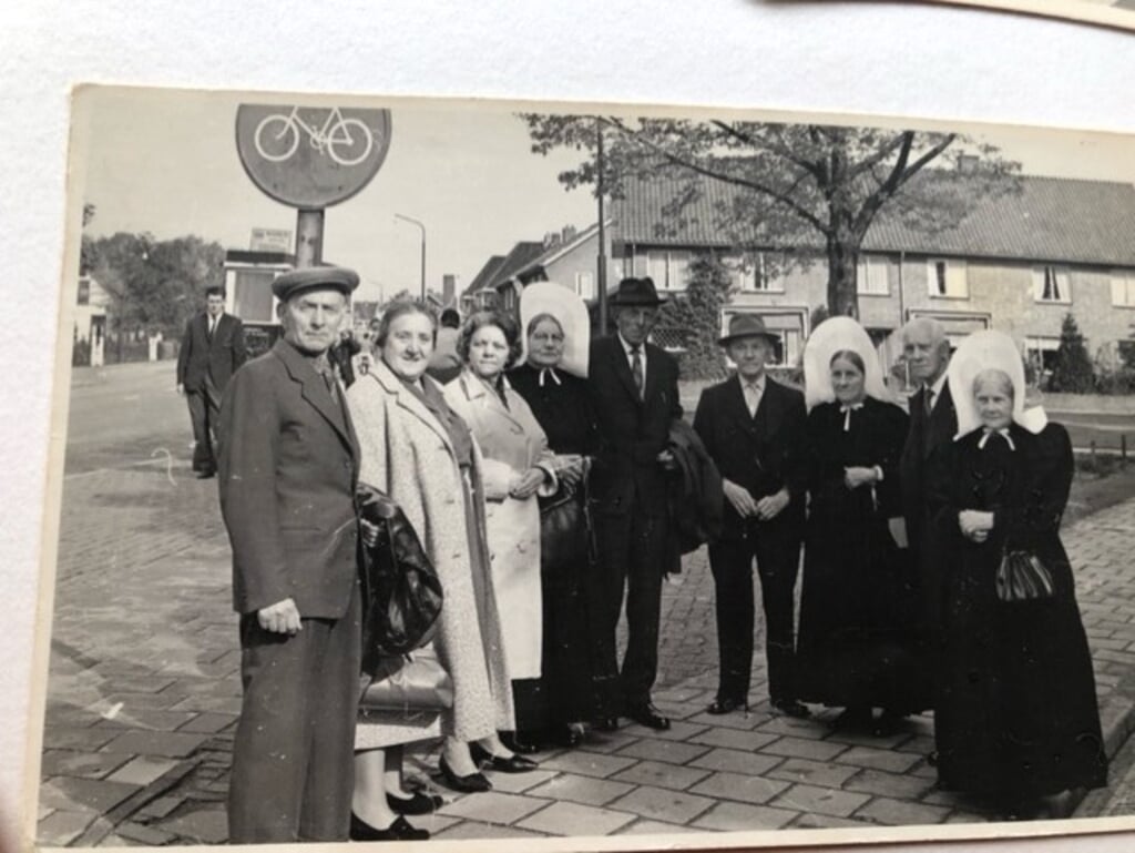 Links onder de paal staan opa en oma De Graaf tijdens een groepsuitje.