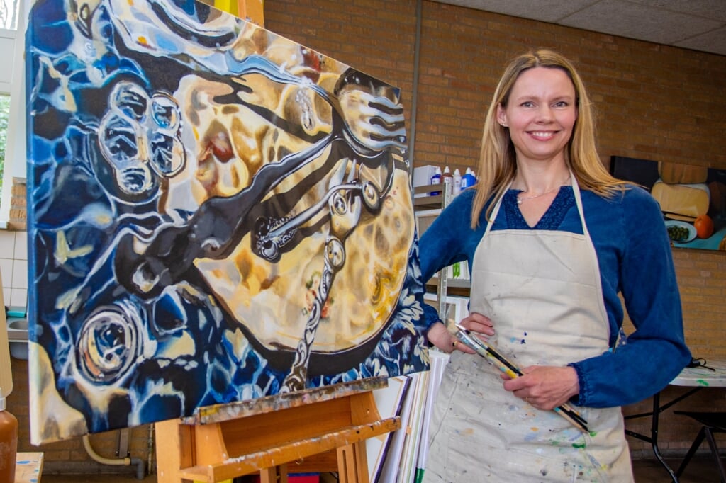 Hannelore Houdijk met haar kunstwerk 'Vork in het water'.