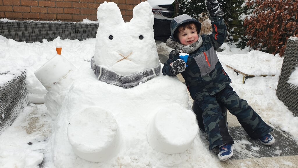 Daeren (3) maakte met zijn moeder Ismay van de fluffy sneeuw een nijntje. 