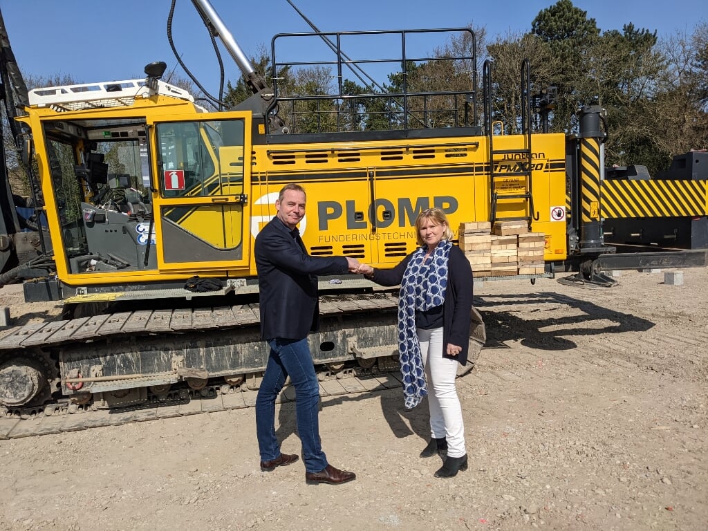 Maarten Rövekamp en Ingrid Kikkert, verkopend makelaar van de units in Weesperpoort, zijn blij met het succes van het project.