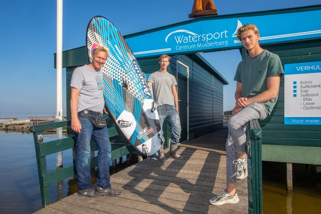 V.l.n.r.: Jeroen, Youp en Rafaël den Hartog hebben hun handen vol aan enthousiaste watersporters.