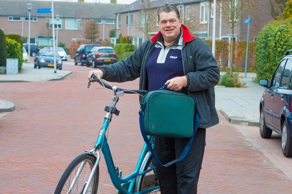 Peter Dekens geeft bijles thuis, online of via werkbladen. Dat alles op de fiets.