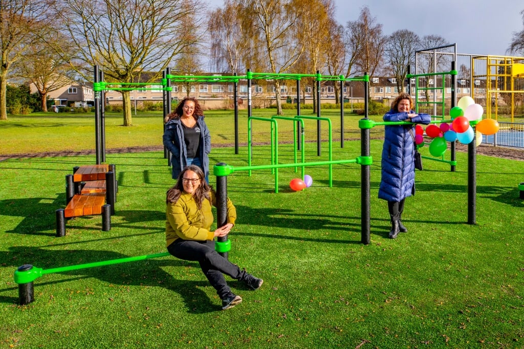 Natascha Heerschop (voor), Jennifer Wijkmans en Annette Wolthers (rechts) poseren op een droog moment snel in het zojuist geopende kleinschalige sportpark.