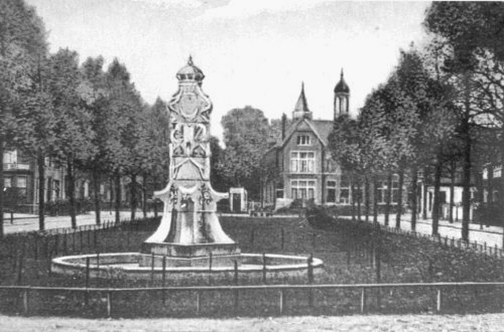 Op het Wilhelminaplantsoen in 1925, op de achtergrond de Havenstraat.