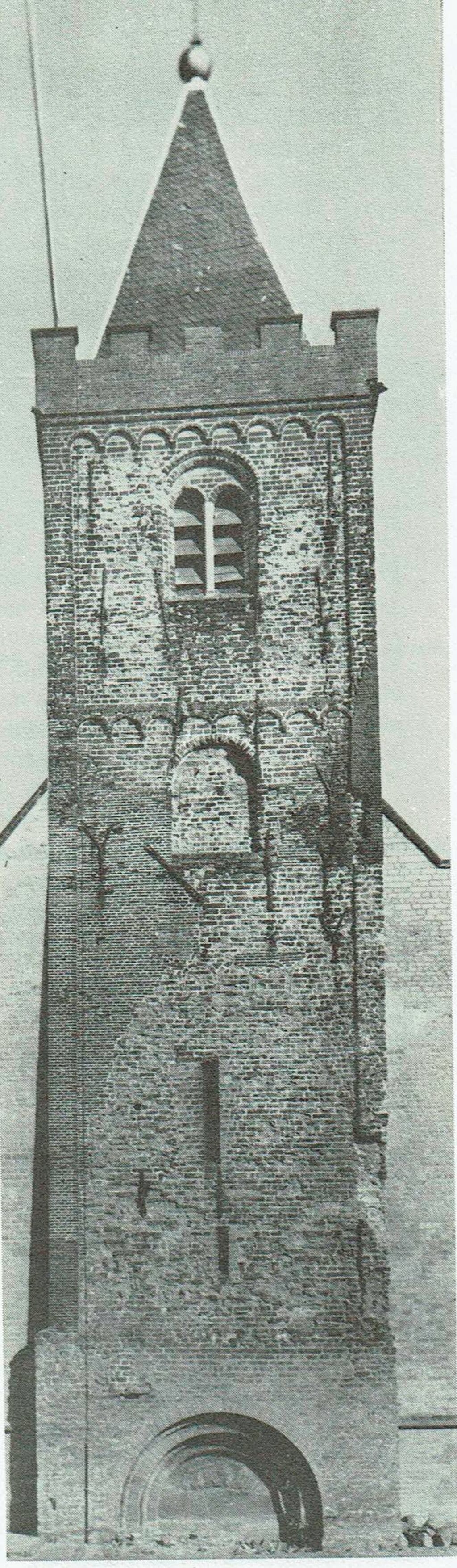 De  romaanse toren uit de twaalfde eeuw.