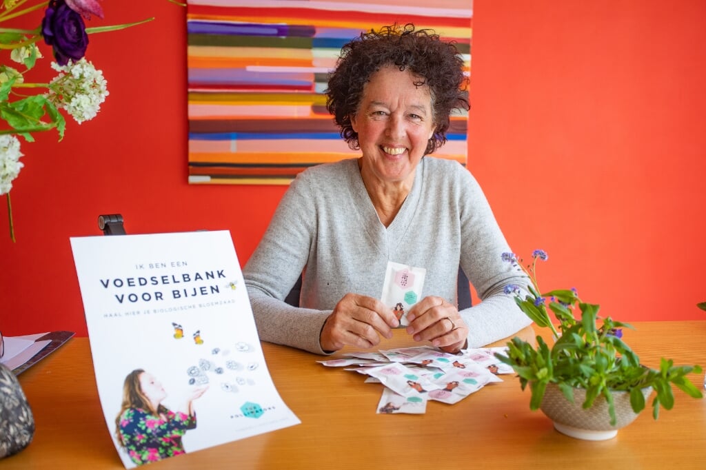 Monique Cornelissen is één van de vier ‘Voedselbanken voor Bijen’ in Huizen.  