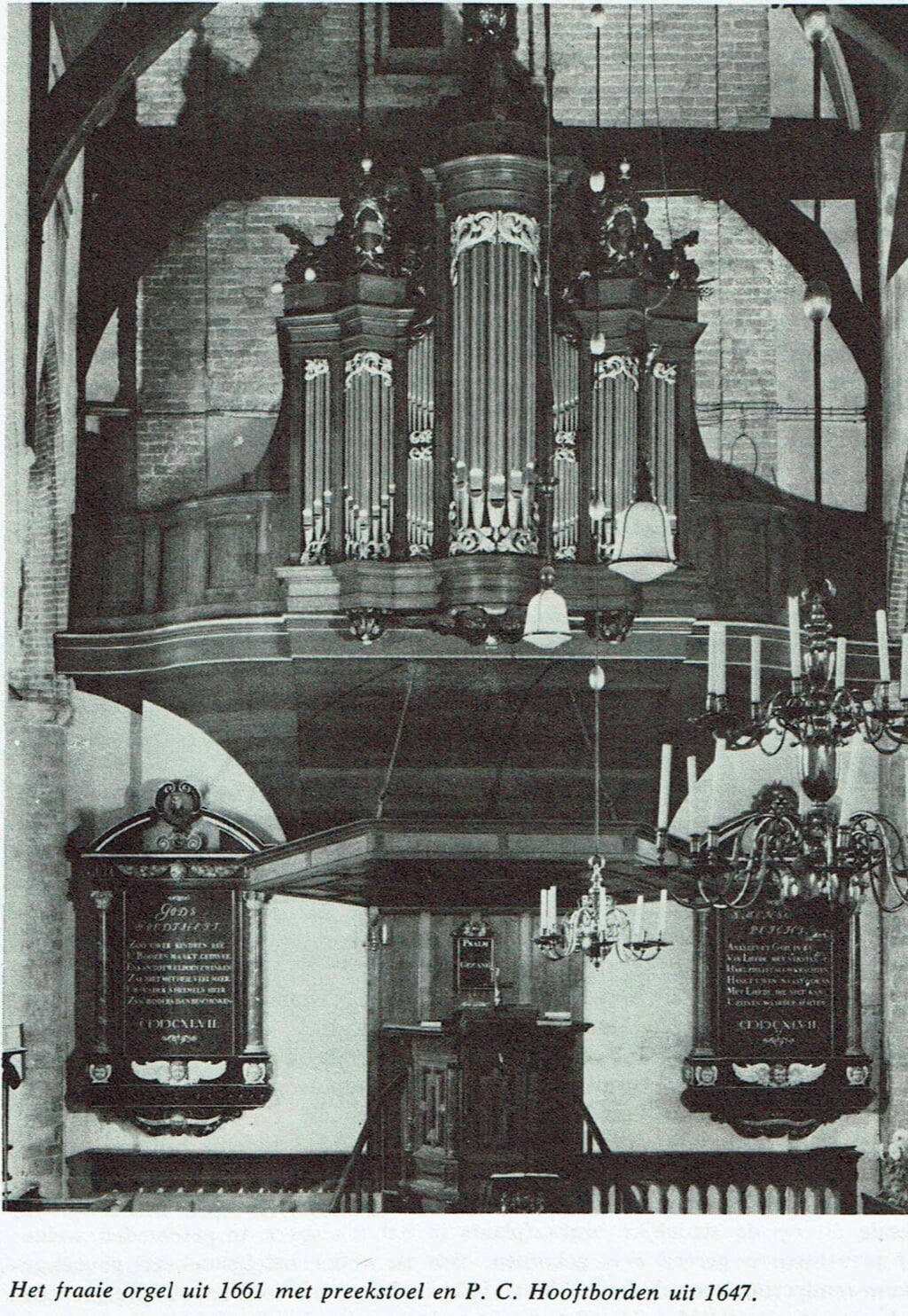 Het orgel, de preekstoel en de P.C. Hooftborden uit 1647.
