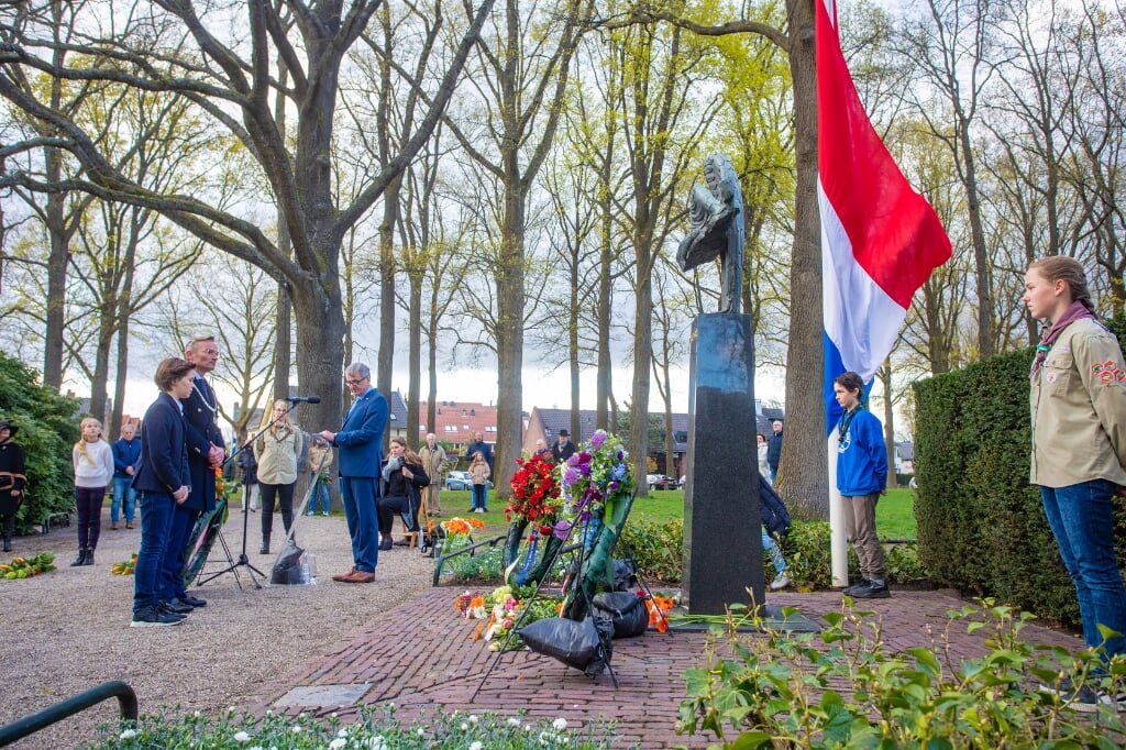 Burgemeester Nanning Mol bij de kranslegging op de Brink in Laren.