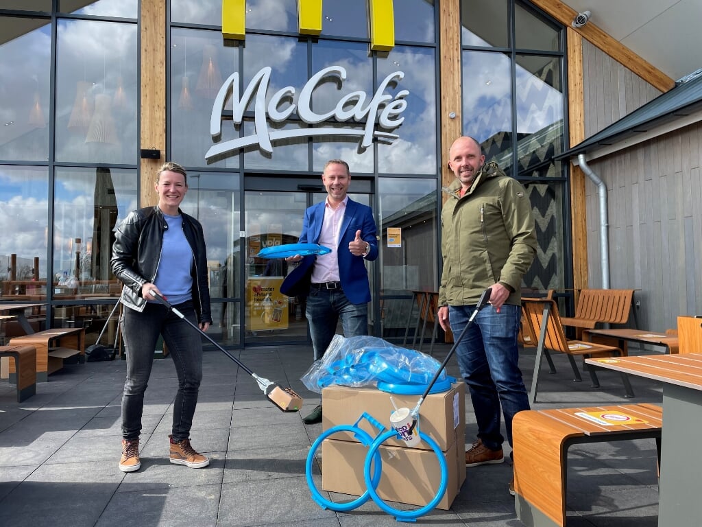 Hans Moree (midden) van McDonalds en twee vrijwilligers namens Gooise Meren 100% zwerfvuilvrij.
