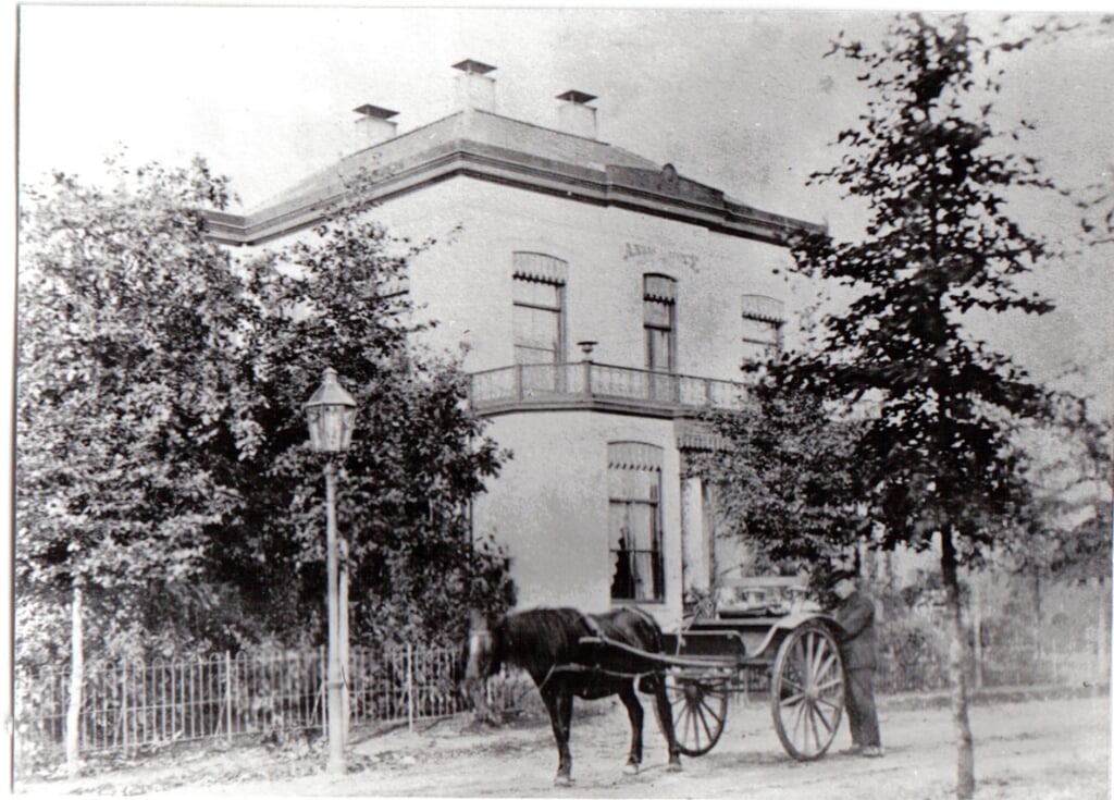 Villa Anna’s Hoeve van H.J. Schimmel tegenover de Tindalvilla.