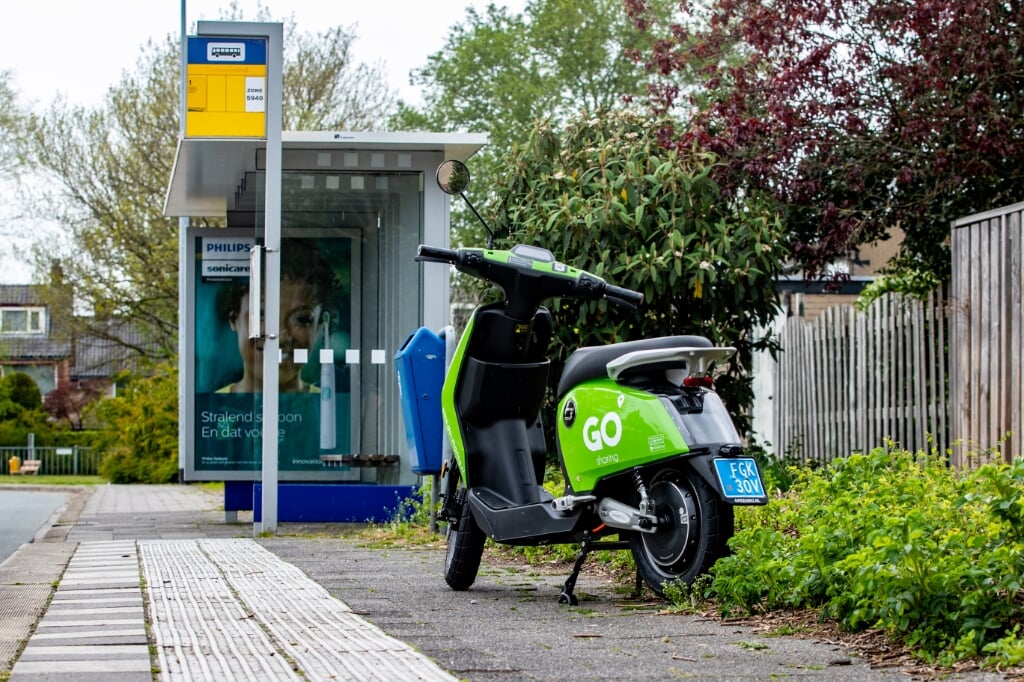 De groene scooters zijn veel te zien in het straatbeeld, maar lang niet altijd juist geparkeerd.