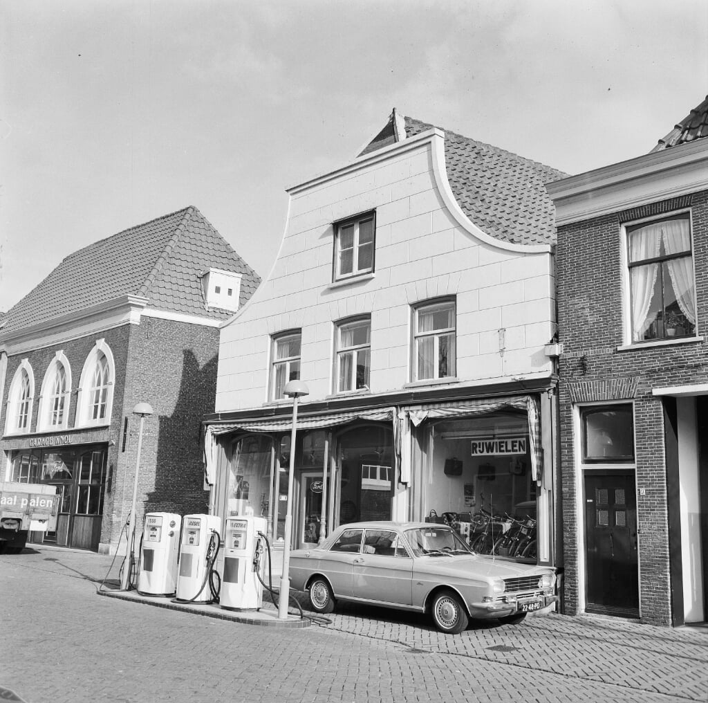 Naast Garage Knol zat aan de Nieuwstraat onder andere een benzineverkooppunt. 