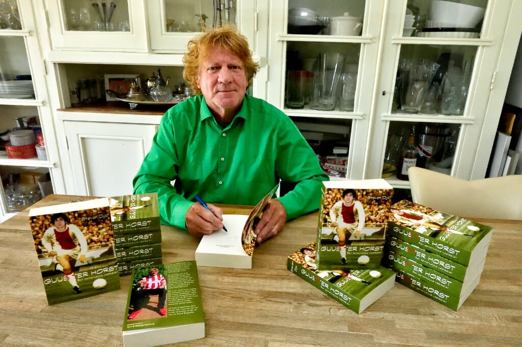 Steven Dijk signeert zijn boek.