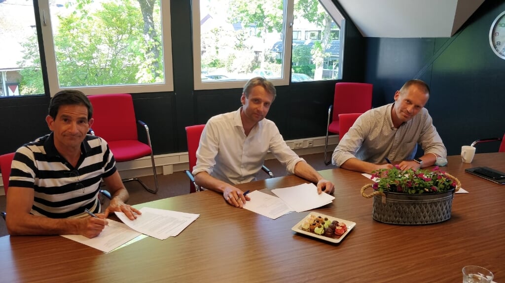 Wethouder Maarten Hoelscher (l), Marijn Diesch (m), voorzitter Maatschap groepspraktijk Huizen en Robert Boersma (r), directeur stichting wijkgezondheidscentra Huizen, tekenen de overeenkomst.