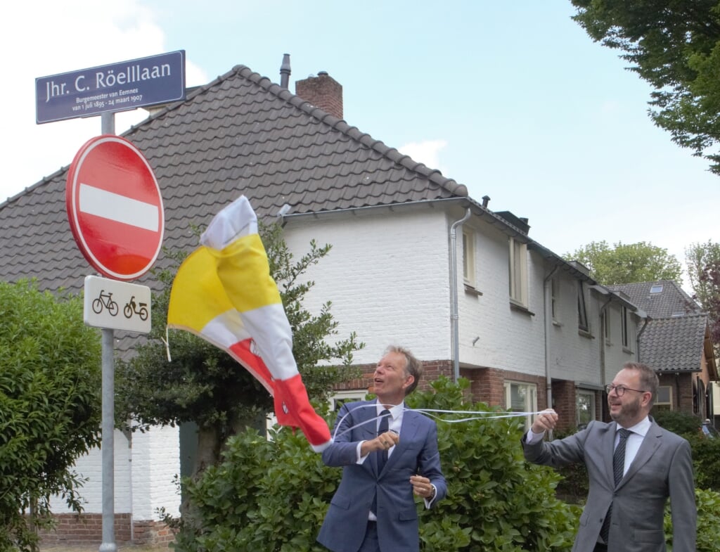 Burgemeester Van Benthem van Eemnes onthulde het eerste nieuwe straatnaambord samen met burgemeester Röell van Baarn. 