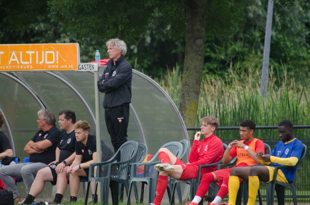 Gertjan Verbeek slaat de verrichtingen van zijn nieuwe elftal vanaf een stoel gade. 
