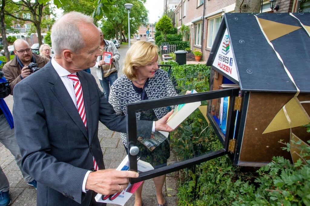 Burgemeester Niek Meijer en wethouder Marlous Verbeek openden de BuurtBieb-route officieel.