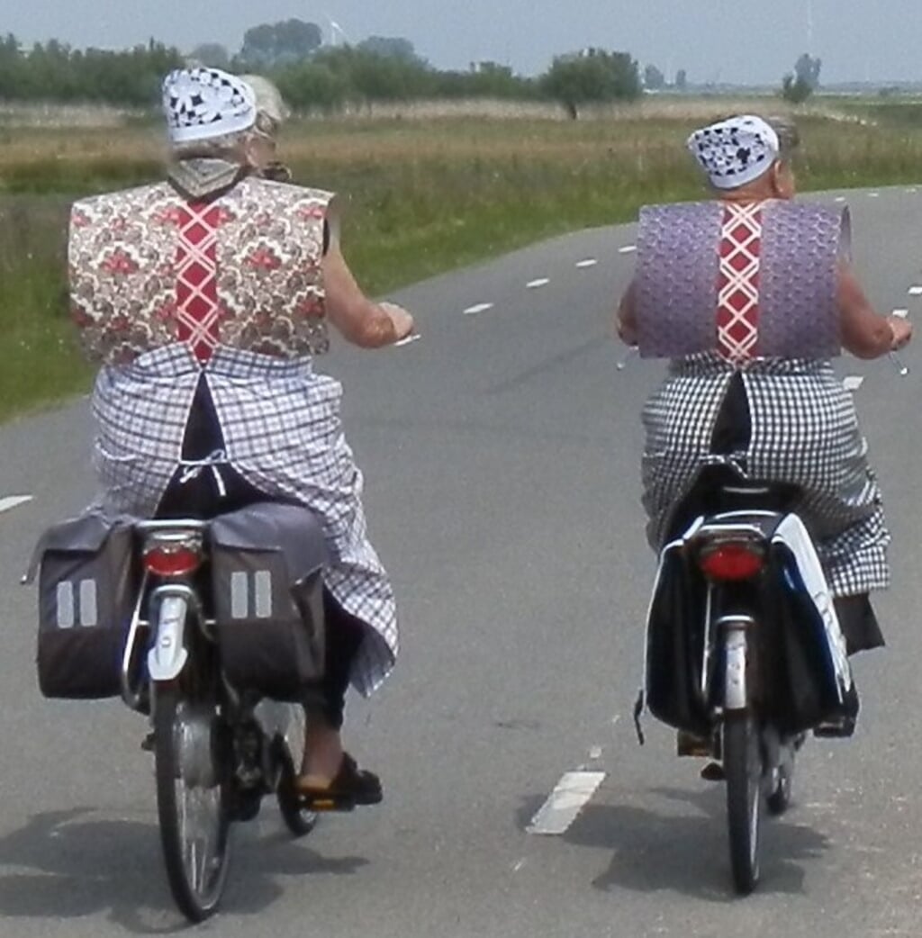Oudere dames op fiets.