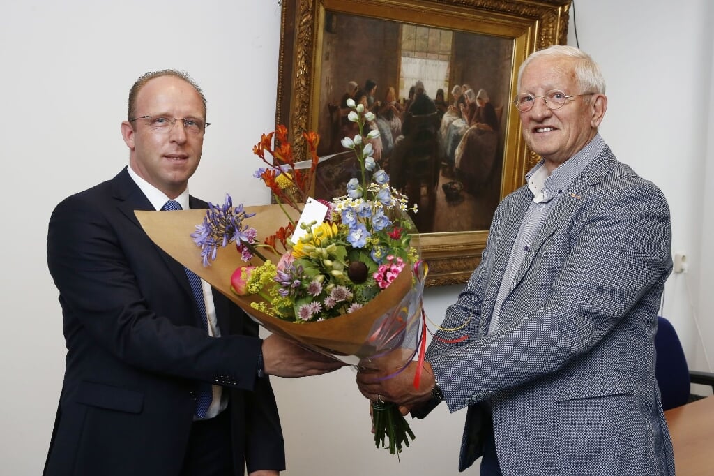 Sebastian Rigter Ilinks) werd door wethouder Den Dunnen bedankt voor de jarenlange dienstverlening in Laren.