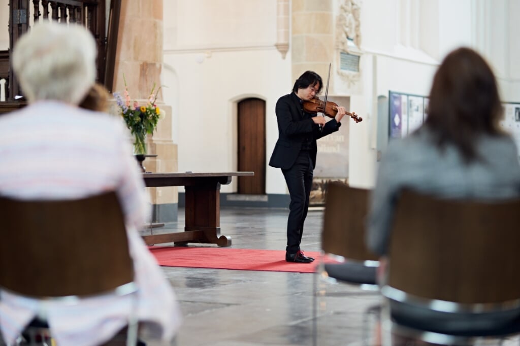 Prachtig optreden door violist Shunske Sato. - Foto: Milagro Elstak